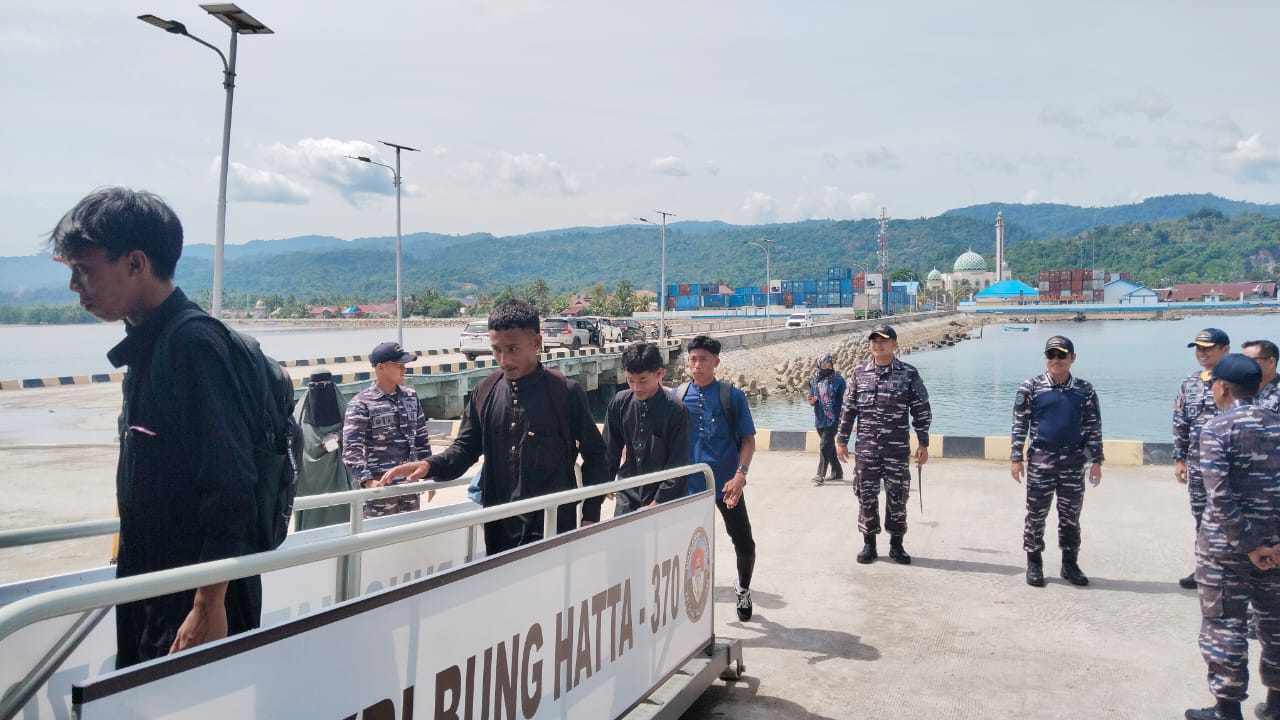 WASPADA : Terlihat TNI yang ikut latihan, sangat mewaspadai dalam pergerakan masyarakat.(FOTO: SUPRIYONO/RADAR PALU)