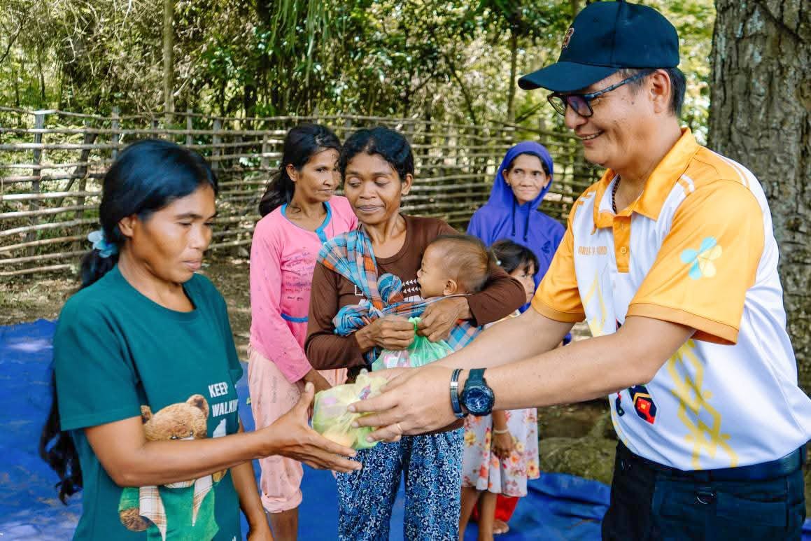 BINGKISAN : Kadis Kesehatan Morut, Arif Paskal Pokonda, menyerahkan bingkisan kepada warga Dusun Kalae, Desa Tambayoli, Kecamatan Soyojaya, Sabtu (22/11/2025).(FOTO: ISTIMEWA/RADAR PALU).