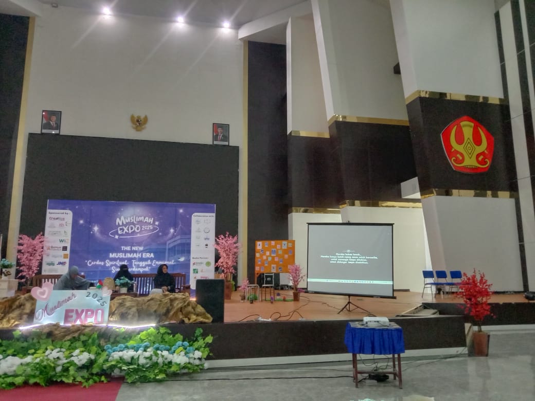 CURHAT ATAU GIBAH : Penjelasan Ustazah Wahyuni S.pd mengenai batasan curhat dan gibah dalam pandangan Islam saat momen Muslimah Expo 2025 di