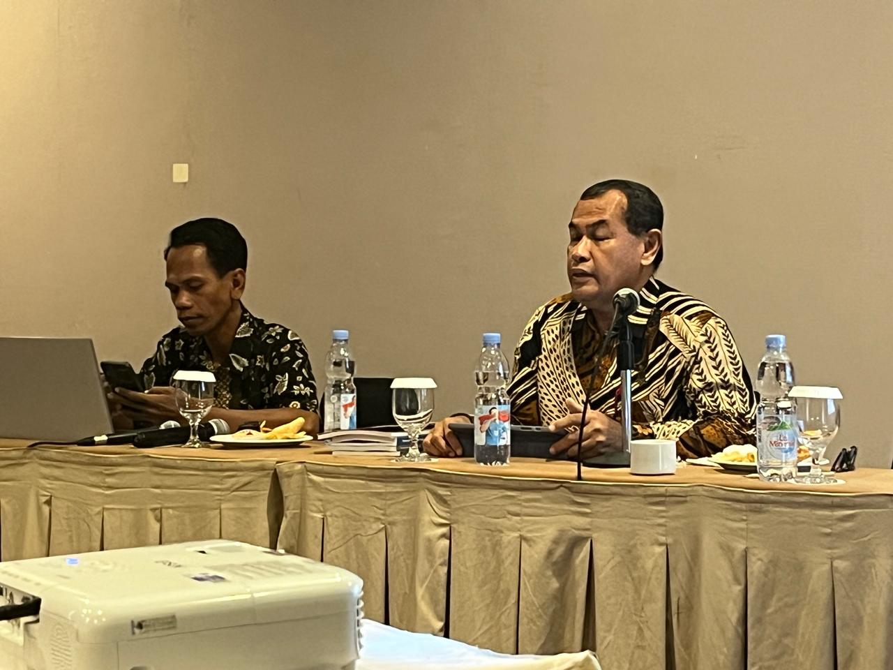Guru Besar Fakultas Ekonomi dan Bisnis (FEB) Universitas Tadulako, Moh Ahlis Djirimu (kanan) saat menjadi pemantik jalannya diskusi.
