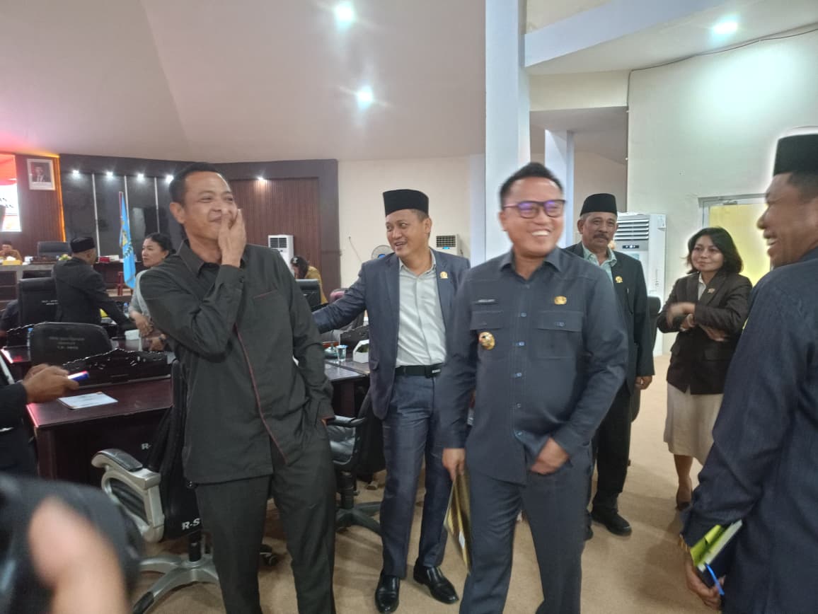 PARIPURNA : Bupati Morut, Delis Julkarson Hehi, usai rapat paripurna DPRD, Senin (24/11/2025).(FOTO: ILHAM NUSI/RADAR PALU).