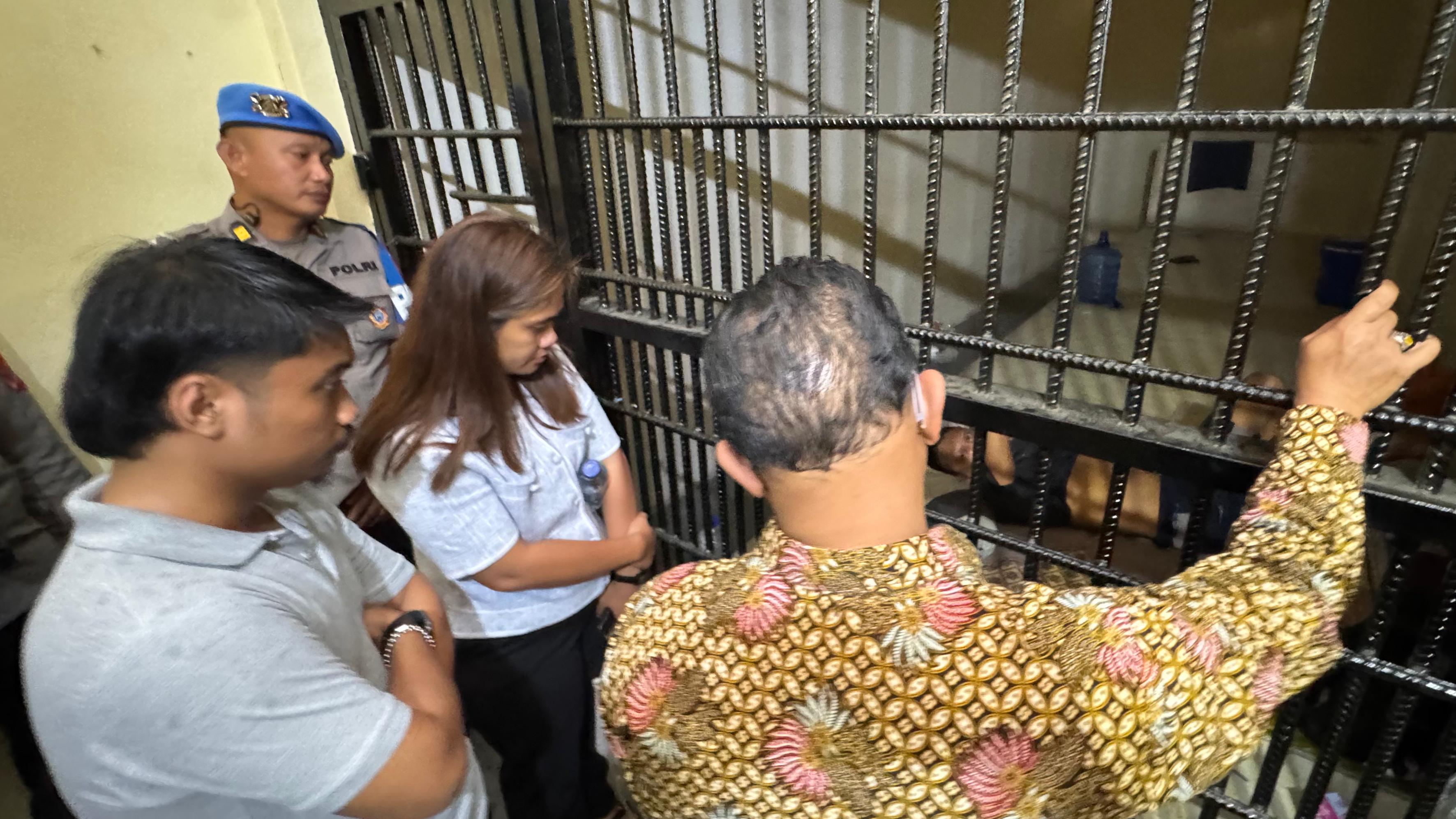 KUNJUNGAN : Pihak Kompolnas saat melihat langsung kondisi Briptu Yuli Setyabudi saat ditahan di ruang khusus Polda Sulteng.