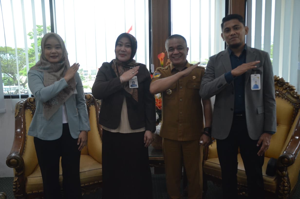 PROGRAM PEMKOT BERHAJI : Bank Syariah Indonesia (BSI) Cabang Palu saat bertemu dengan Wali Kota Palu Hadianto Rasyid di Kantor Wali Kota.  &nbsp;
