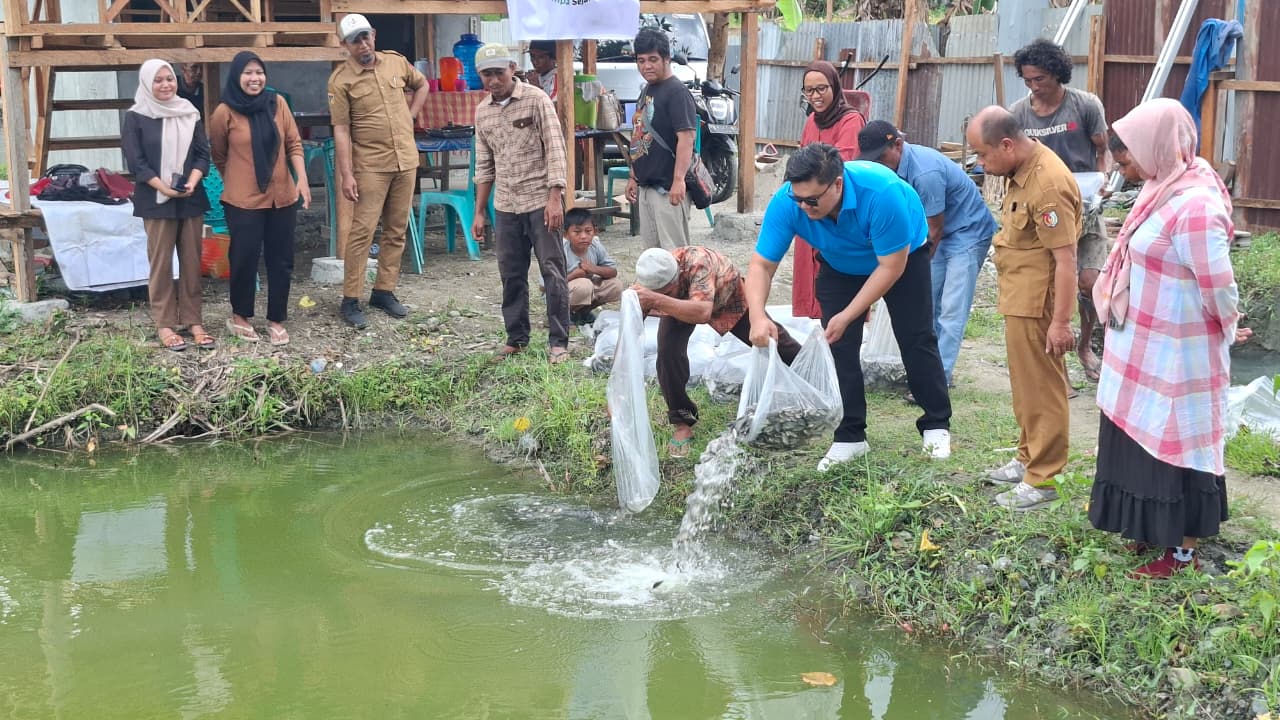 APINDO Sulteng bersama Pemerintah Desa Kaleke menebar 14.000 bibit ikan nila sebagai langkah memperkuat ekonomi desa.
