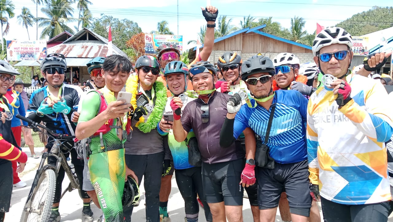 PARIWISATA : Bupati Touna, Ilham Lawidu, ambil bagian dalam Fun Adventure Jelajah Togean, Minggu (23/11/2025).(FOTO: HERIYANTO LIMAHU/RADAR PALU).