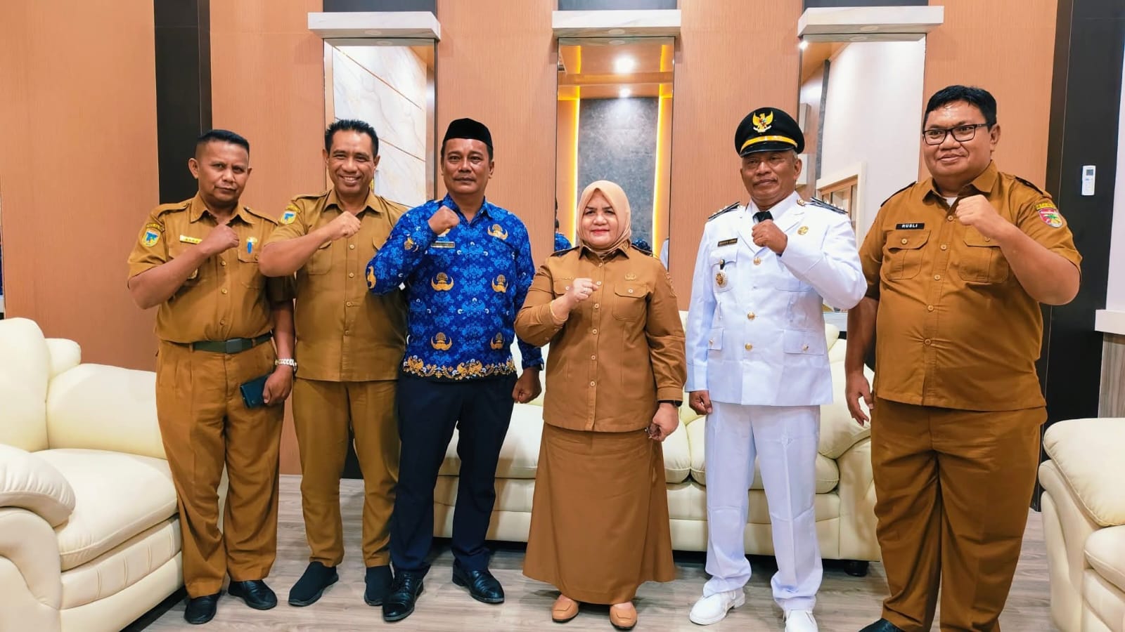 LANTIK : Wabup Touna, Surya Lapasiri, melantik dan mengambil sumpah jabatan pejabat administrator di lingkup Pemkab Touna, Senin (24/11/2025). (FOTO: HERIYANTO LIMAHU/RADAR PALU).