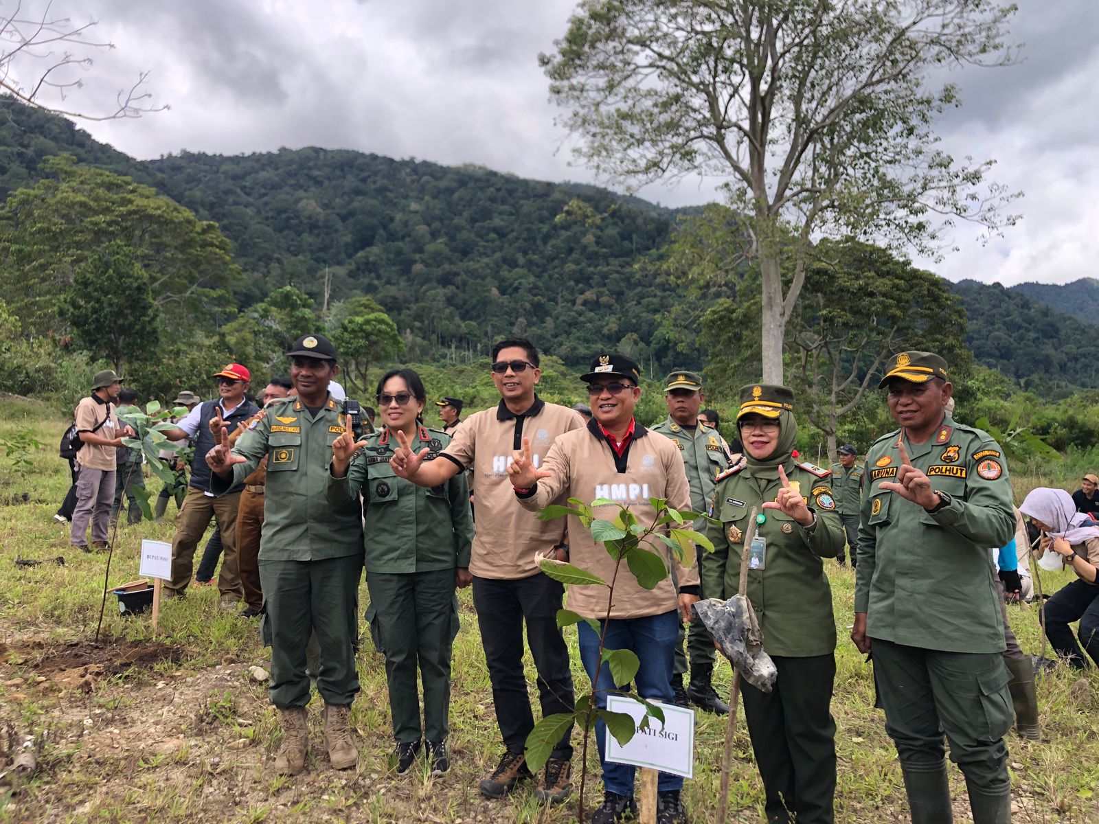 MENANAM : Di hari menanam Indonesia Konservasi SDAE Korwil Sulteng, bersama BBTNLL BPDAS Palu-Poso, melakukan penanaman pohon serentak.(FOTO: ANGEL SUMBARA/RADAR PALU).