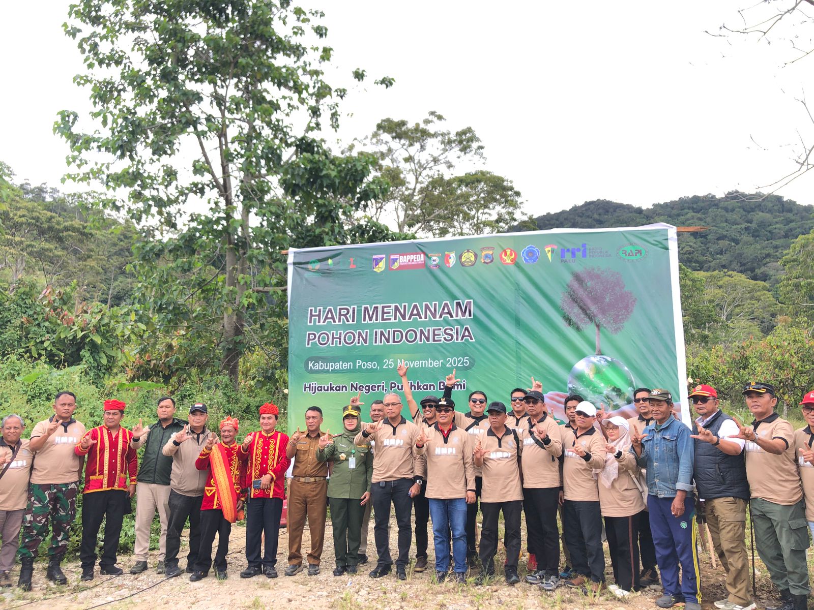 SEMANGAT : Terpancar semangat kehidupan di hari menanam Indonesia di Dongi-dongi Kabupaten Sigi, Selasa (25/11/2025).(FOTO: ANGEL SUMBARA/RADAR PALU).