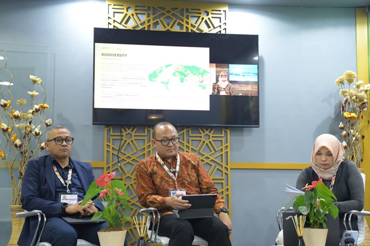 Perwakilan PT IMIP memaparkan strategi investasi hijau dan konservasi ekosistem pada sesi talkshow Paviliun Indonesia di COP 30 Brazil.