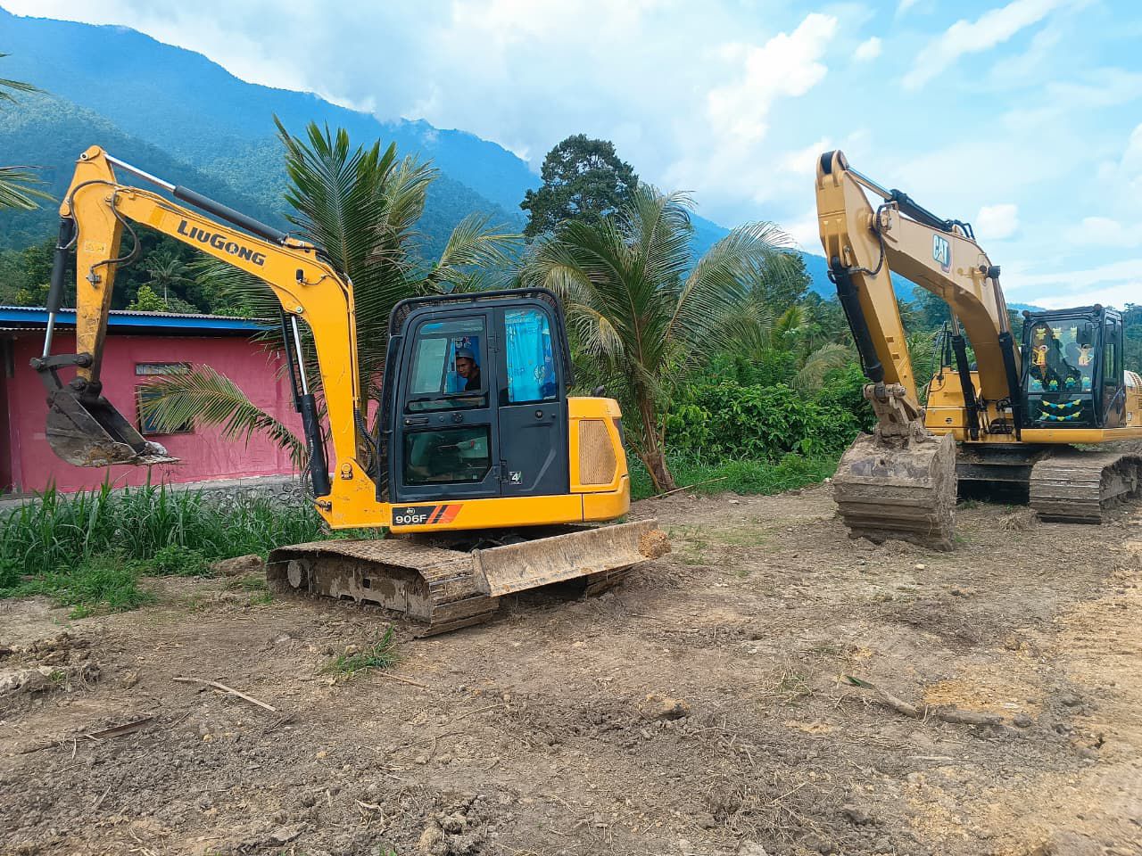 Petugas Kejati Sulawesi Tengah menyita  excavator sebagai barang bukti dalam penyidikan dugaan korupsi dana CSR di Desa Tamainusi.