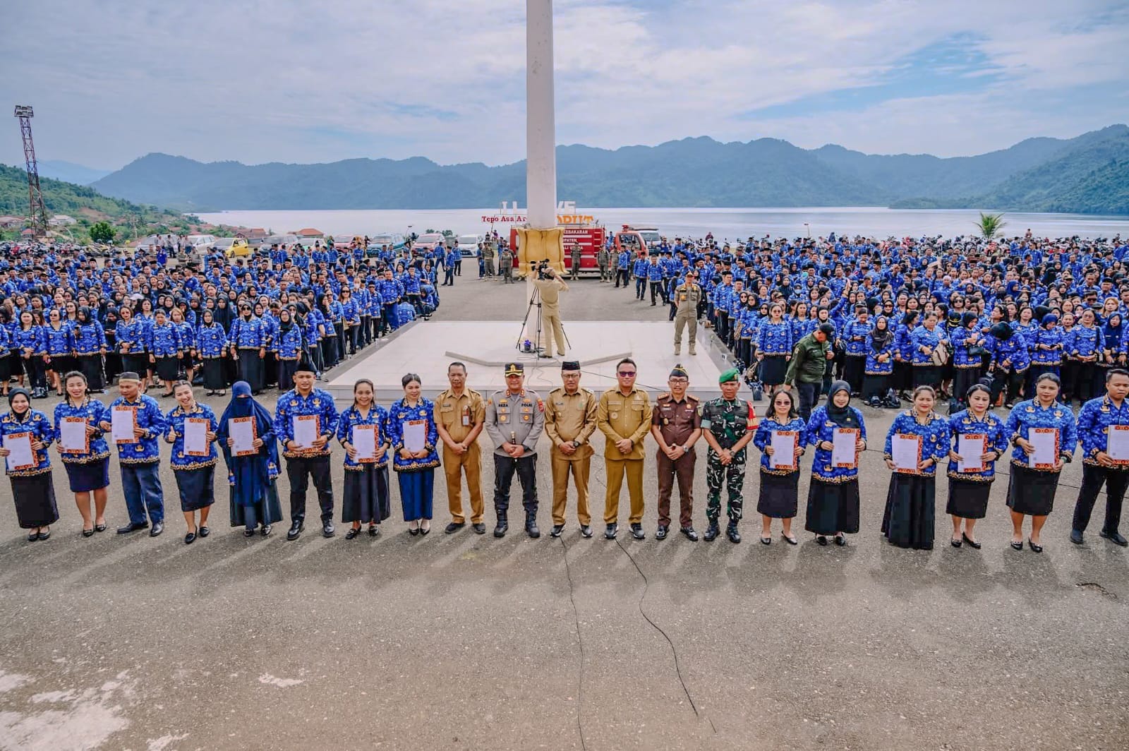 PEGAWAI : Sebanyak 1.588 PPPK lingkup Pemkab Morut resmi menerima SK Pengangkatan Tahap I Formasi Tahun 2024.(FOTO: ISTIMEWA/RADAR PALU)
