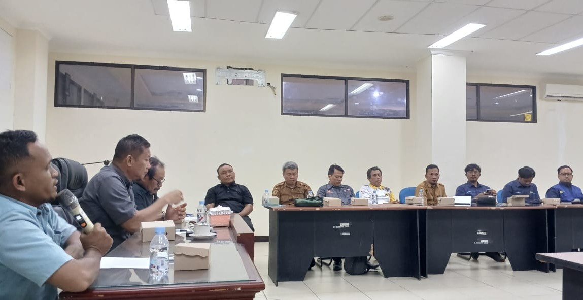 POLEMIK : Anggota DPRD Parigi Moutong, Abdin, saat menyampaikan polemik aliran listrik Desa Tandaigi dalam rapat bersama PLN Parigi, Selasa (25/11/2025).(FOTO: ROY LASAKKA/RADAR PALU).