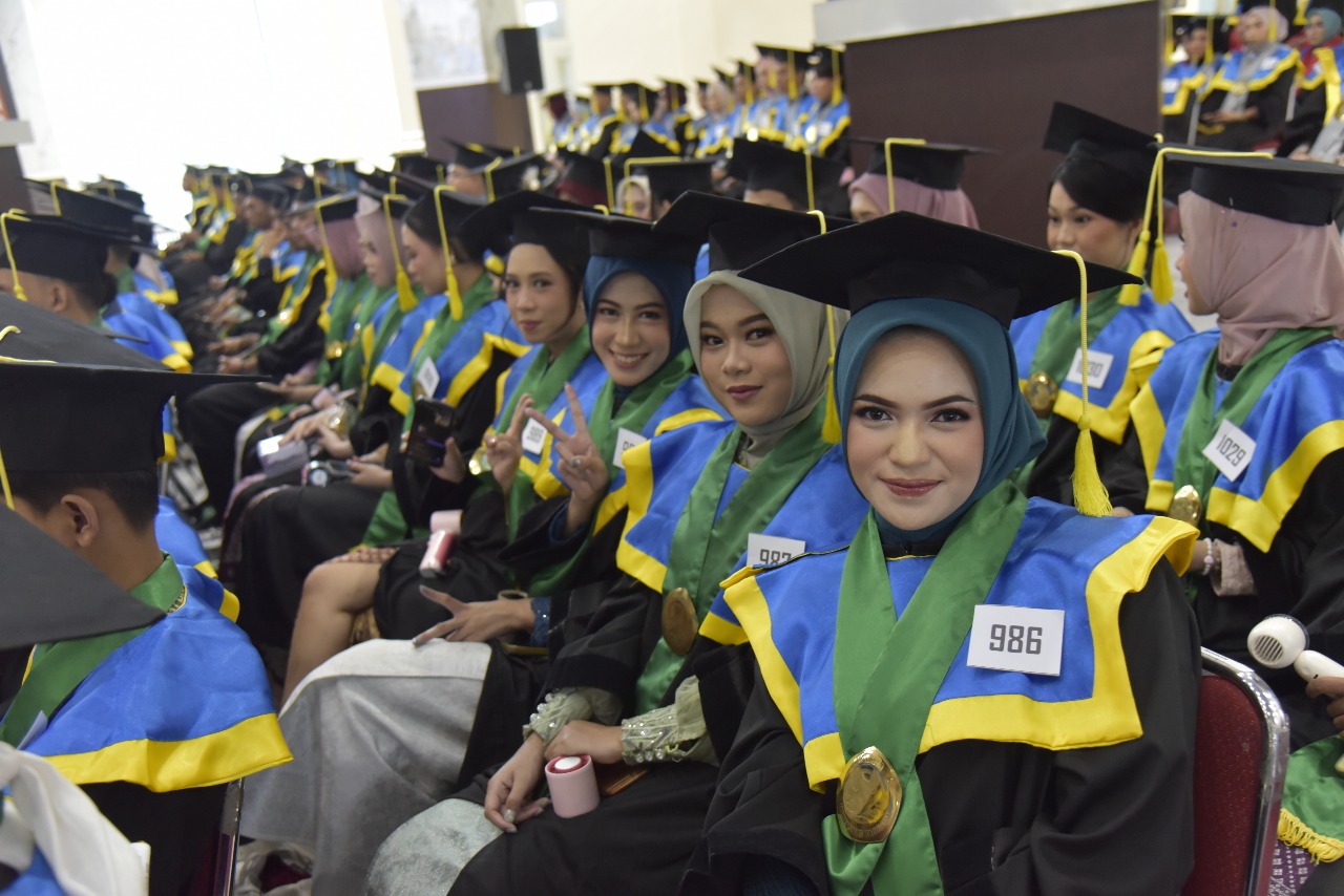 TAMBAH GELAR : Senyum sumringah dari Wisudawan setelah mengikuti prosesi wisuda di Auditorium Untad, Rabu (26/11).