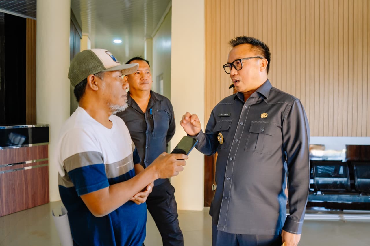 ANGGARAN : Bupati Morut, Delis Julkarson Hehi, sedang menjelaskan kondisi anggaran daerah.(FOTO: ILHAM NUSI/RADAR PALU).