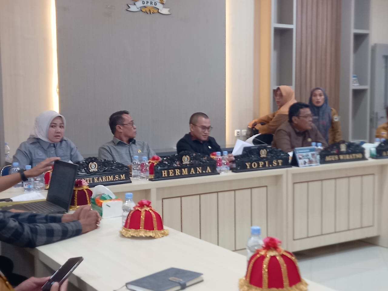 RAPAT : Suasana RDP di gedung DPRD Morowali, Selasa (25/11/2025).(FOTO: SUPRIYONO/RADAR PALU).