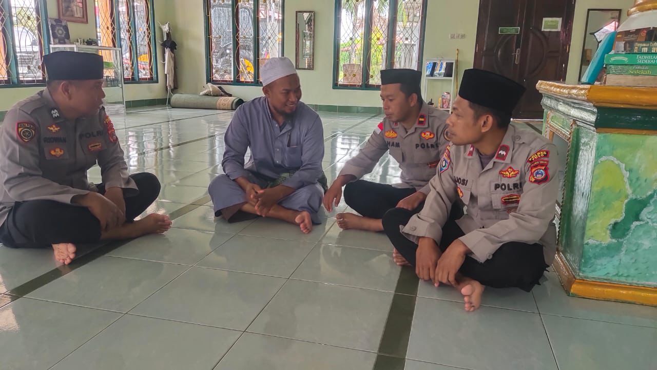 SILATURAHMI : Tampak tim dai Polri bersilaturahmi dengan tokoh agama di Kabupaten Poso, cegah radikalisme.(FOTO: ISTIMEWA/RADAR PALU).