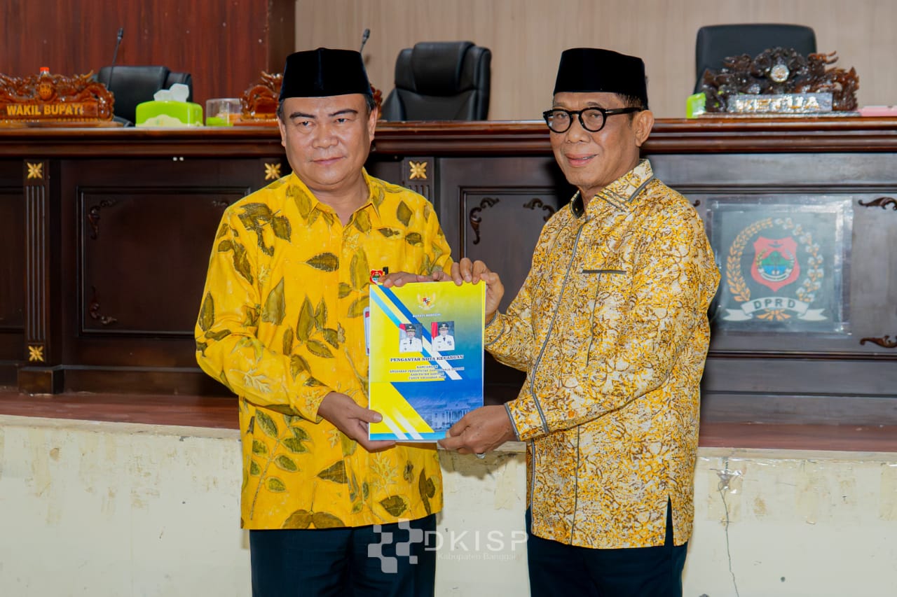 MENYERAHKAN : Sekkab Banggai, Ramli Tongko, menyerahkan dokumen kepada Ketua DPRD Banggai Saripudin Tjatjo.(FOTO: NENDRA PRASETYA/RADAR PALU).