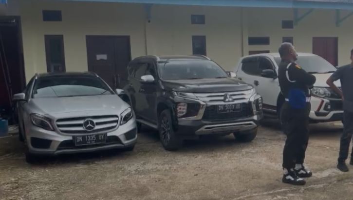 Penyidik Kejati Sulteng menyita mobil milik Mantan Kades Tamainusi inisial AH.