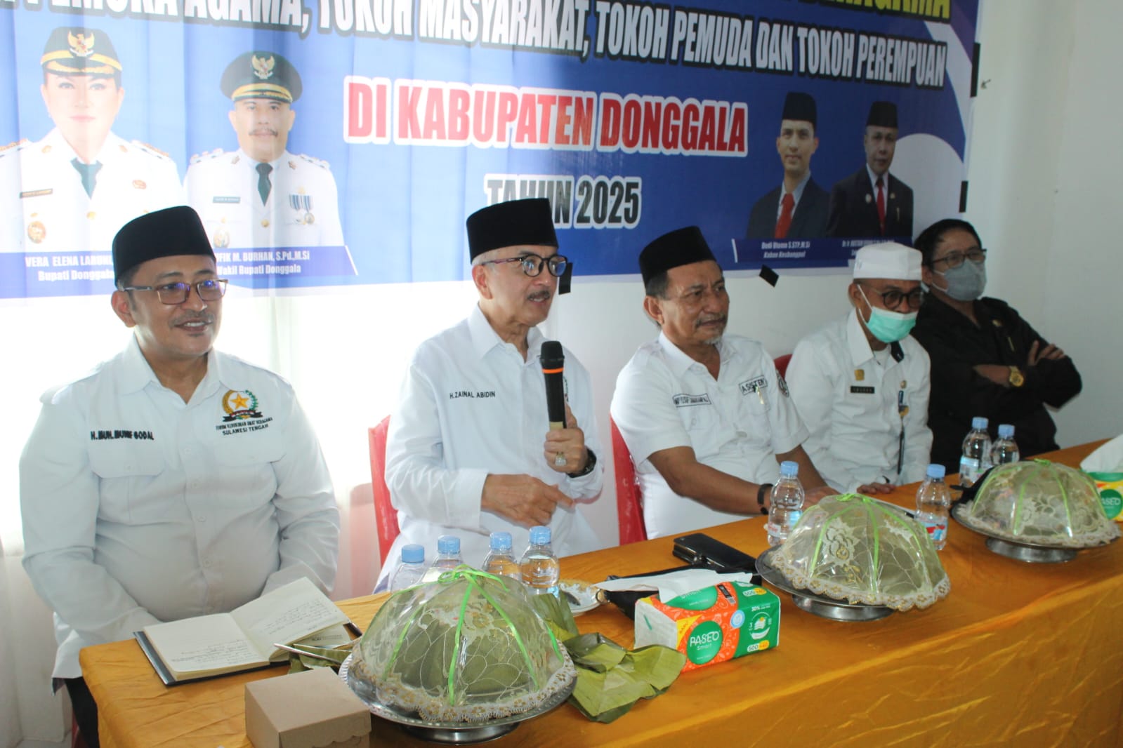 Ketua FKUB Sulteng Prof. Dr. KH. Zainal Abidin saat menyampaikan pesan moderasi beragama dalam sosialisasi di Kecamatan Banawa Selatan.