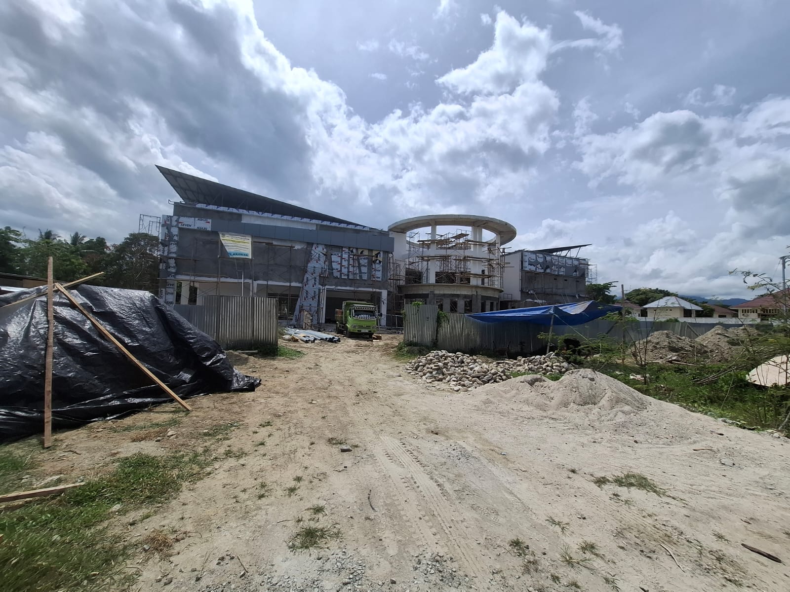 TERANCAM MOLOR : Sejumlah proyek Pemkab Parimo, Sulawesi Tengah, bernilai miliaran terancam molor.(FOTO: ROY LASAKKA/RADAR PALU).