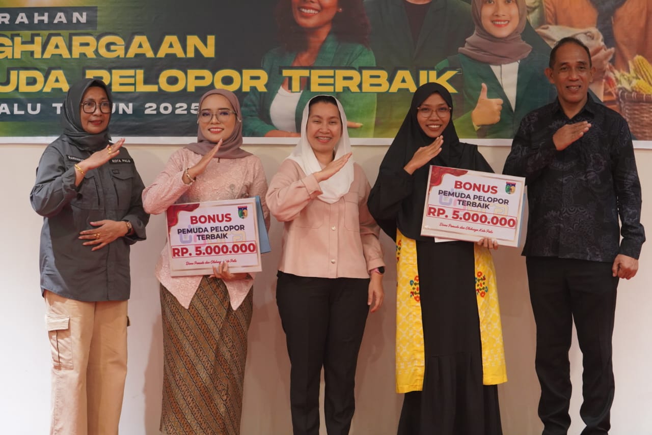 APRESIASI PEMUDA : Wakil Wali Kota Palu, Imelda Liliana Muhidin  (tengah) secara simbolis menyerahkan Penghargaan Pemuda Pelopor Terbaik Kota Palu Tahun 2025.