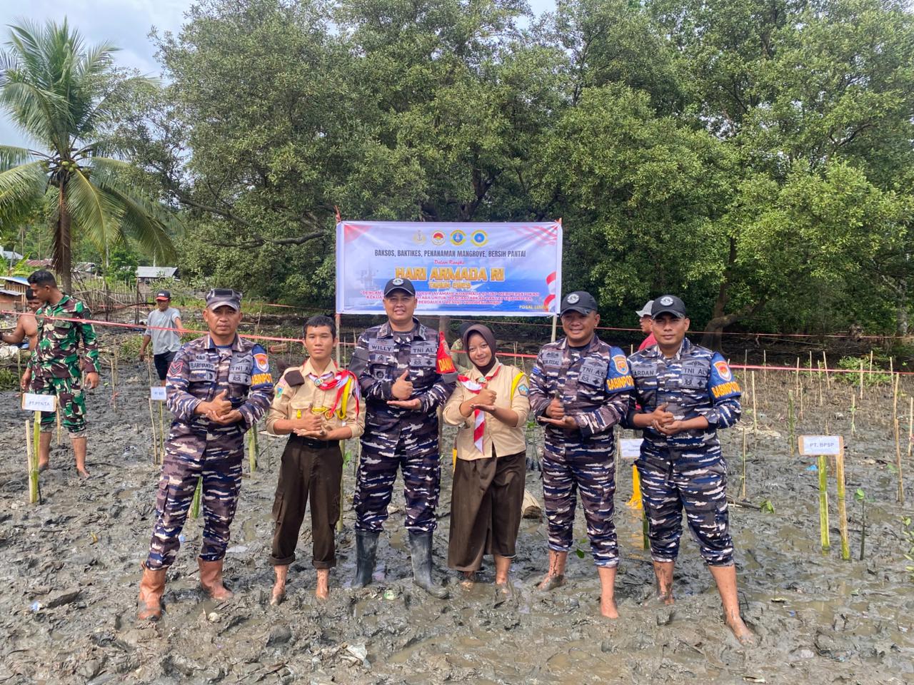 BAKSOS: Lanal Palu, melaksanakan Baksos dan Baktikes, penanaman mangrove, dan bersih pantai Desa Siuna, Kecamatan Pagimana, Kamis (27/11/2025).(FOTO: ISTIMEWA/RADAR PALU).
