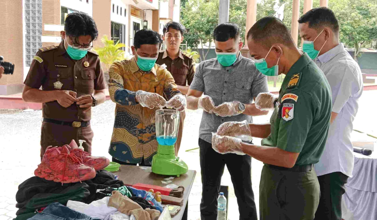 BABUK : Pemusnahan babuk sabu di Kejari Poso.(FOTO: BUDIYANTO WIHARTO/RADAR PALU).