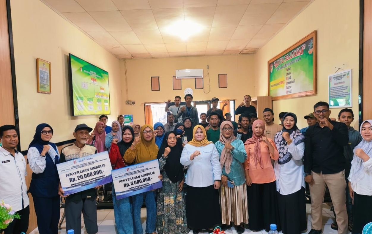 SERAHKAN : Wabup Touna, Surya Lapasiri menyerahkan bansos program Pena 2025, Kamis (27/11/2025).(FOTO: HERIYANTO LIMAHU/RADAR PALU).