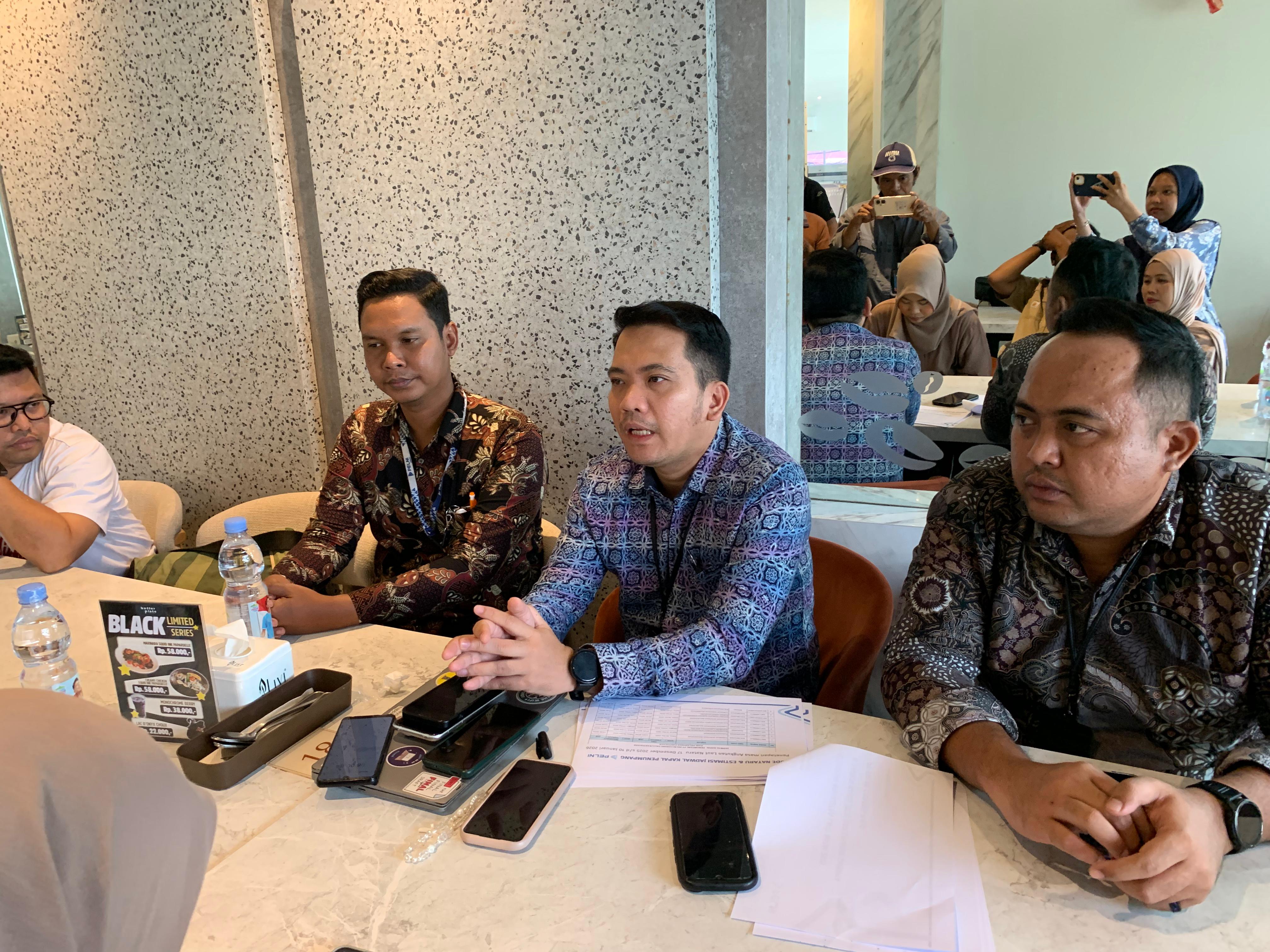 PASTIKAN KESIAPAN LAYANAN : Kepala Cabang PT Pelni Palu, Christian Moreys Nainggolan (tengah) saat ditemui pada Kamis (27/11/2025).