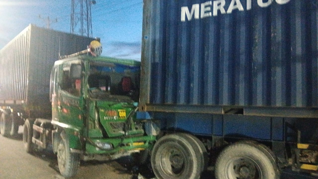 Dua unit mobil petikemas mengalami kerusakan setelah tertimpa pohon tumbang dan terlibat tabrakan beruntun di Jalan Soekarno-Hatta.