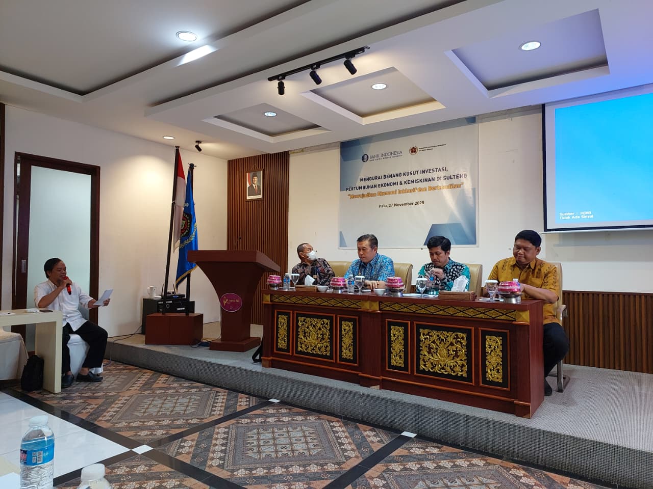 Peserta diskusi ekonomi akhir tahun di Palu membahas potensi investasi dan tantangan kemiskinan di Sulawesi Tengah.