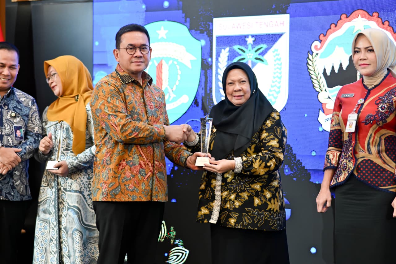 Wagub Sulteng Reny Lamadjido saat menerima penghargaan Daerah Peduli Perlindungan Konsumen dari Menteri Perdagangan Budi Santoso.