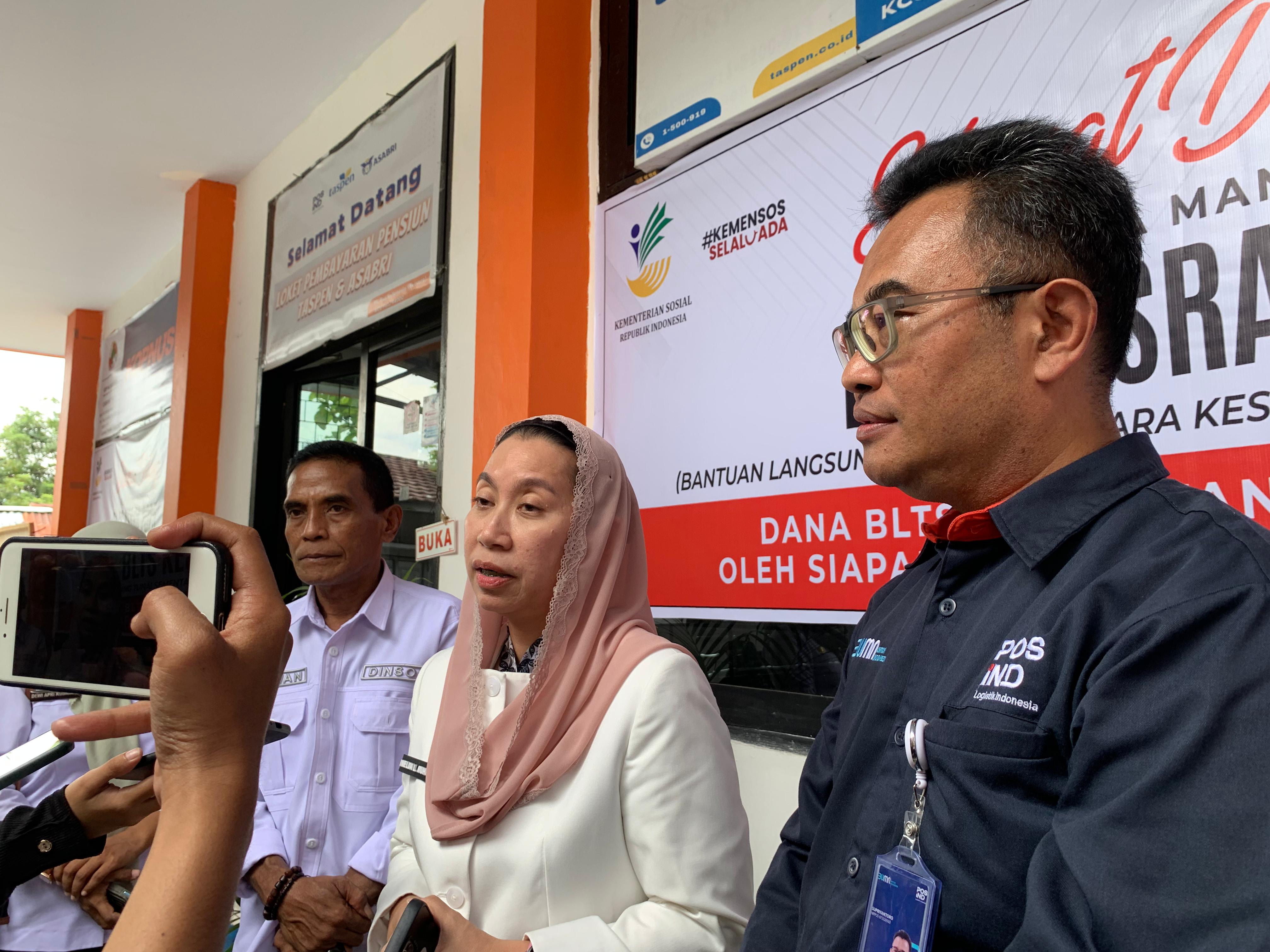 Wakil Wali Kota Palu, Imelda Liliana Muhidin didampingi pihak Dinas Sosial Kota Palu dan General Manager Kantor Pos Cabang Utama Palu, Supriyantoro pada Rabu (26/11/2025).