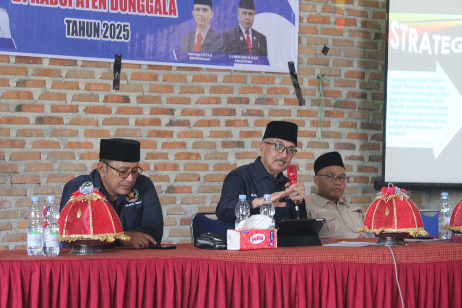 Dialog FKUB Sulteng bersama masyarakat Desa Mapane Tambu membahas penguatan moderasi beragama demi kerukunan dan kedamaian.