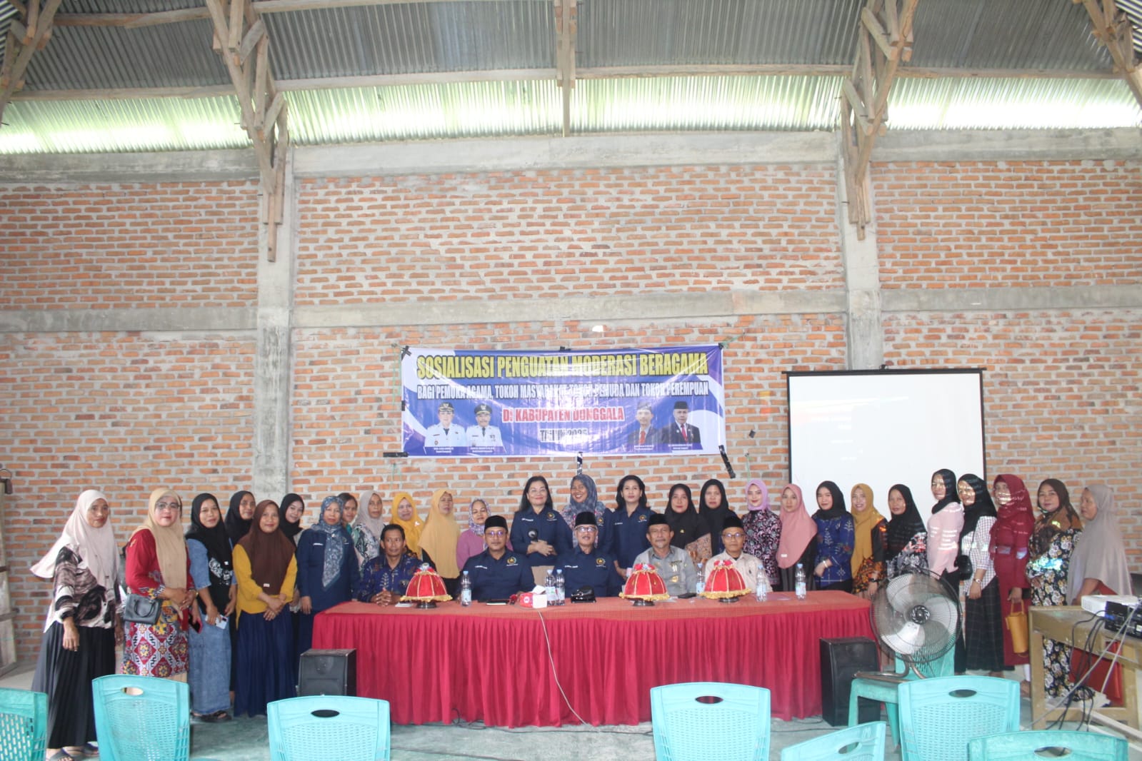 Dialog FKUB Sulteng bersama masyarakat Desa Mapane Tambu membahas penguatan moderasi beragama demi kerukunan dan kedamaian.