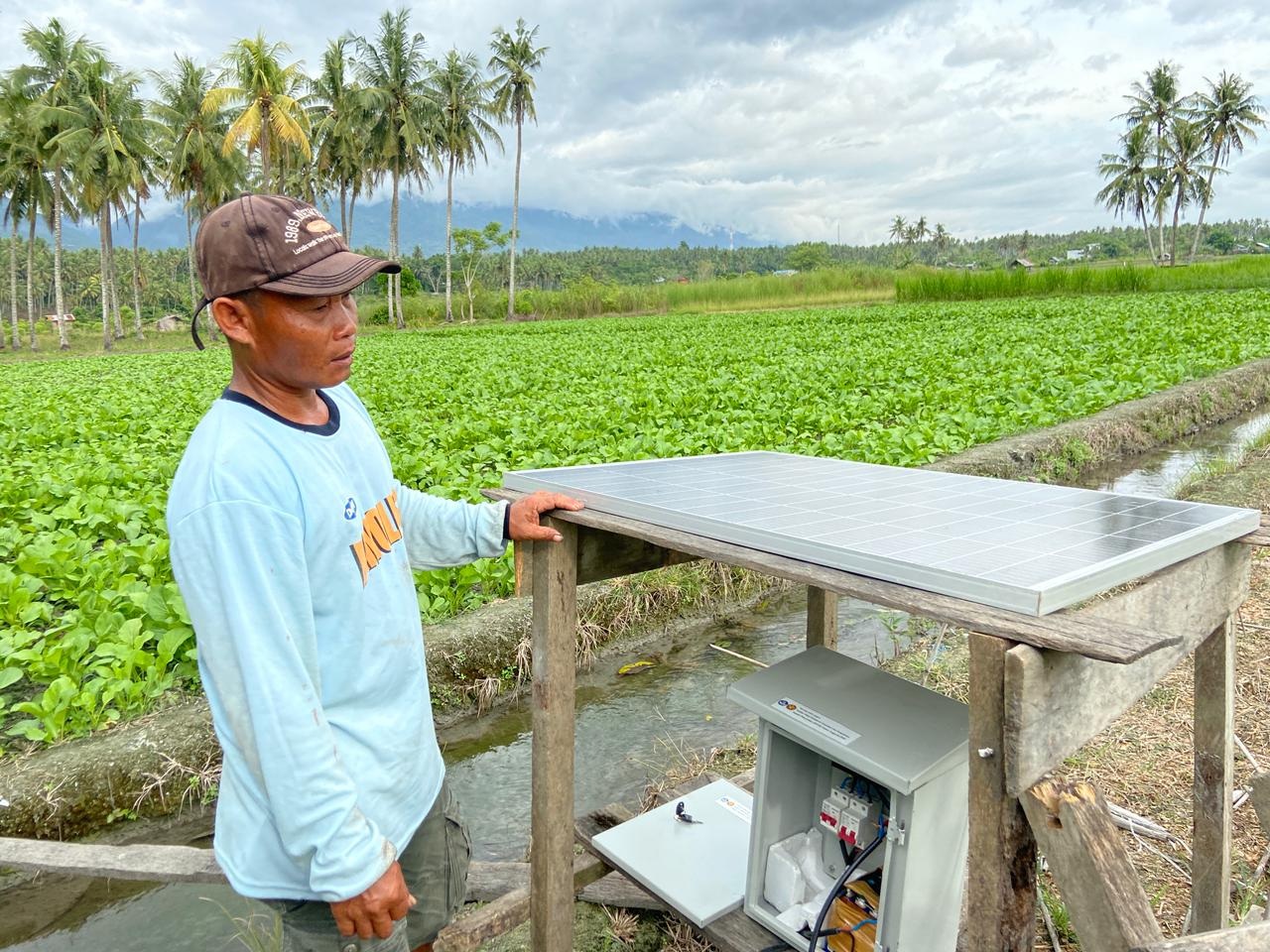 SURYA : Ponindi memperlihatkan panel energi surya gerobaknya, Desa Binangga, Kabupaten Sigi. Sulawesi Tengah.ANGEL SUMBARA/RADAR PALU).