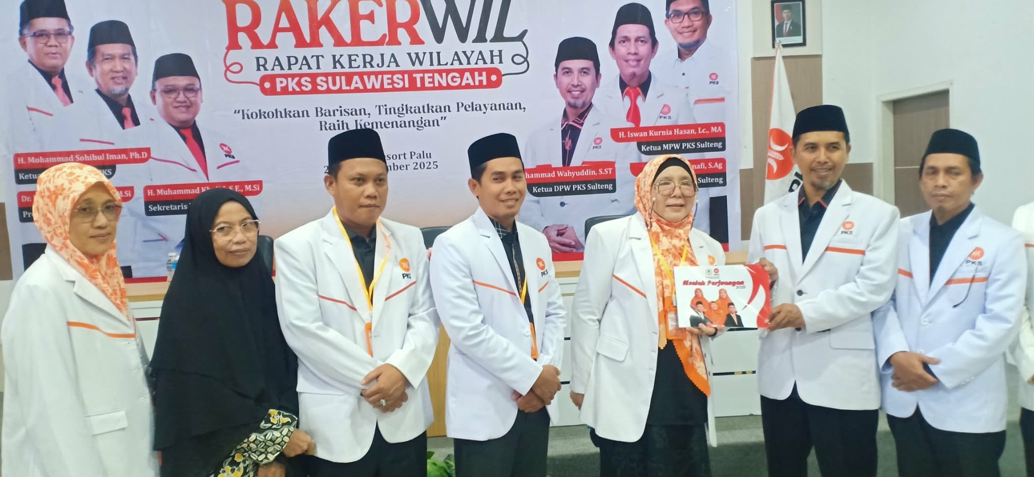 SERAHKAN : Ketua Fraksi PKS DPRD Sulteng Hj. Wiwik Jumatul Rofi