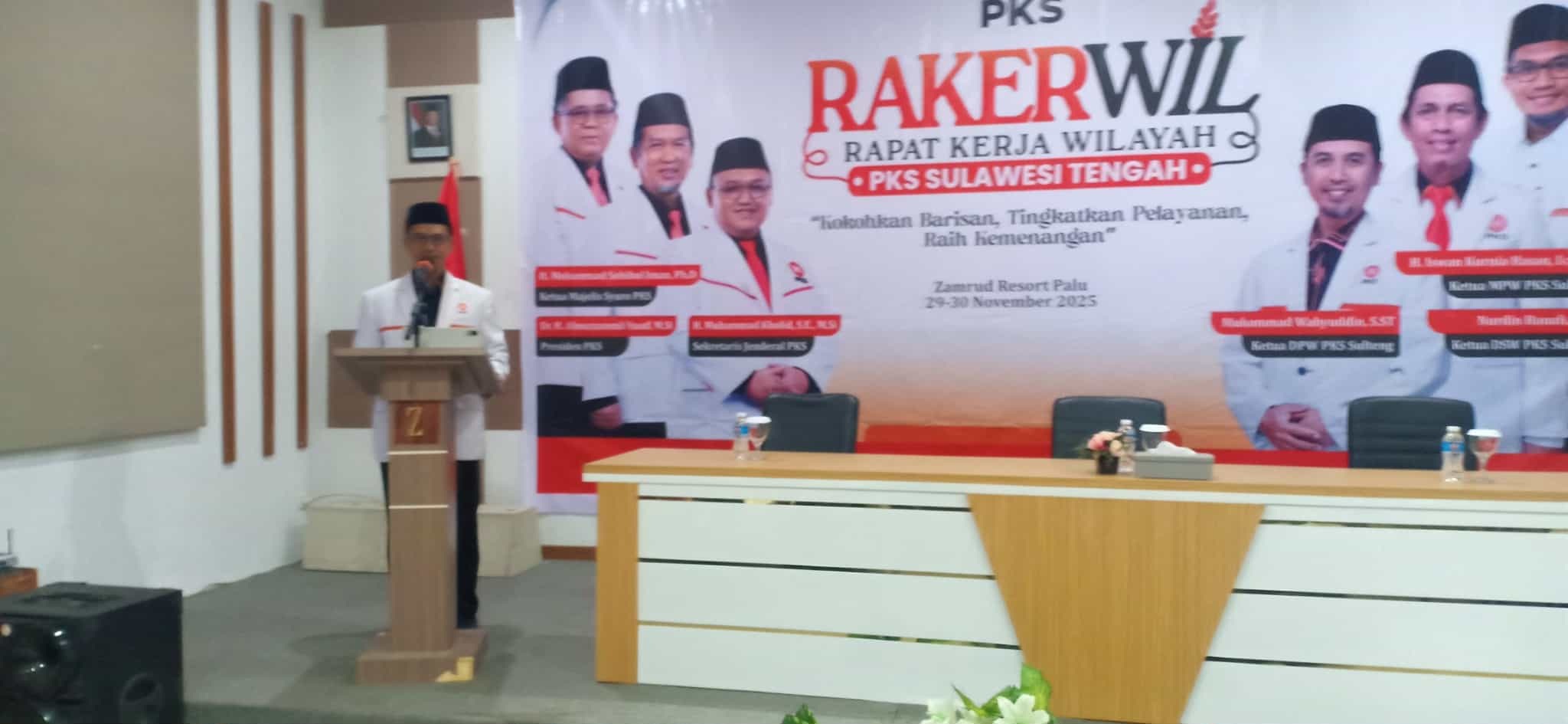 ARAHAN : Ketua DPW PKS Sulteng, Muhammad Wahyuddin, saat menyampaikan arahannya di pembukaan Rakerwil DPW PKS Sulteng.(FOTO: MUCHSIN SIRADJUDIN/RADAR PALU).