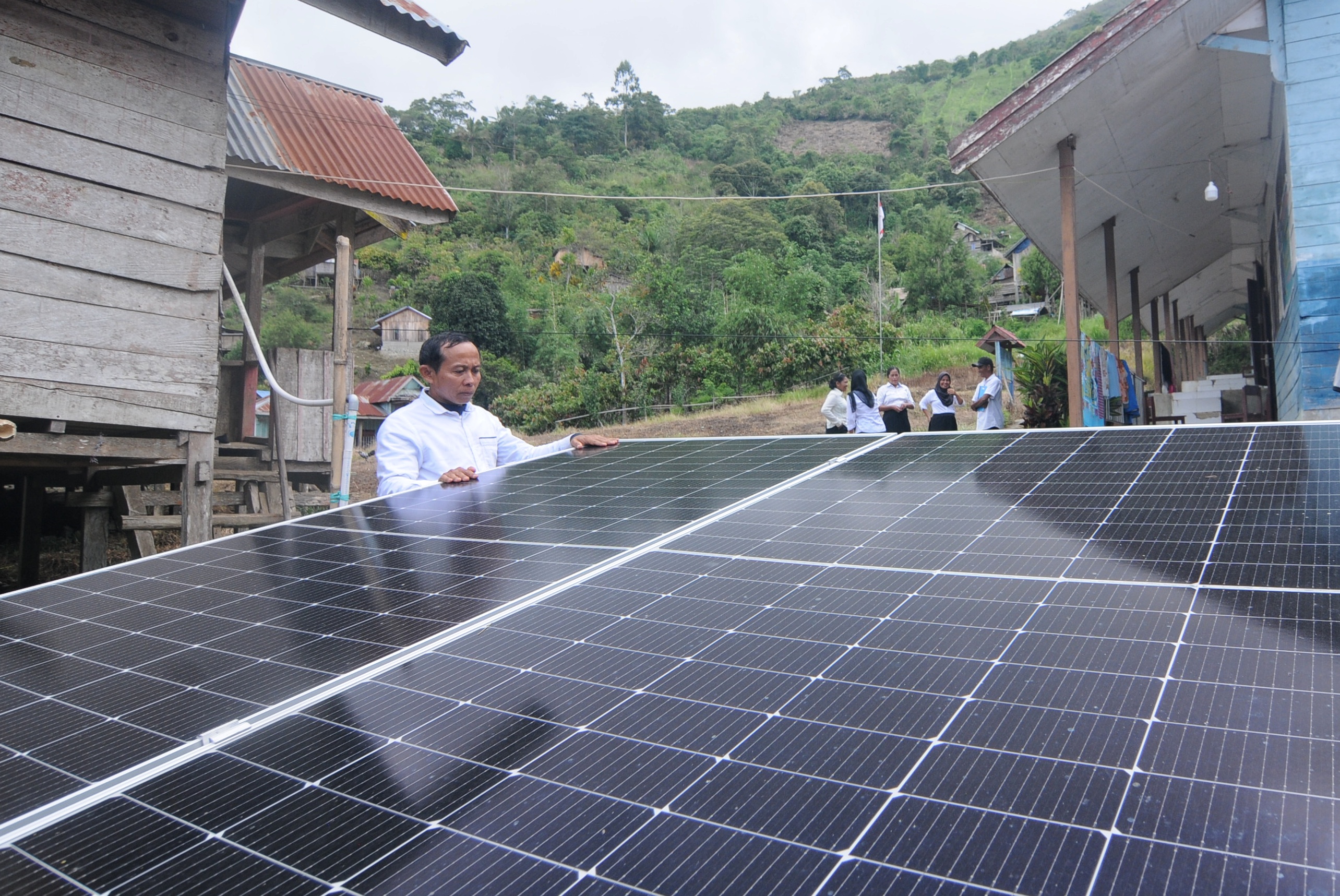 HARAPAN DI TENGAH KETERBATASAN : Panel surya yang terpasang di lingkungan SD Negeri Waturalele, Kecamatan Dolo Barat, Kabupaten Sigi, Provinsi Sulawesi Tengah, Rabu (19/11/2025).