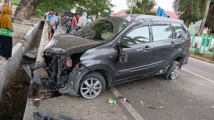 Mobil Avanza DN 1956 MC terbalik usai melompat saluran air dan menabrak pohon di Desa Sidera, Sigi.