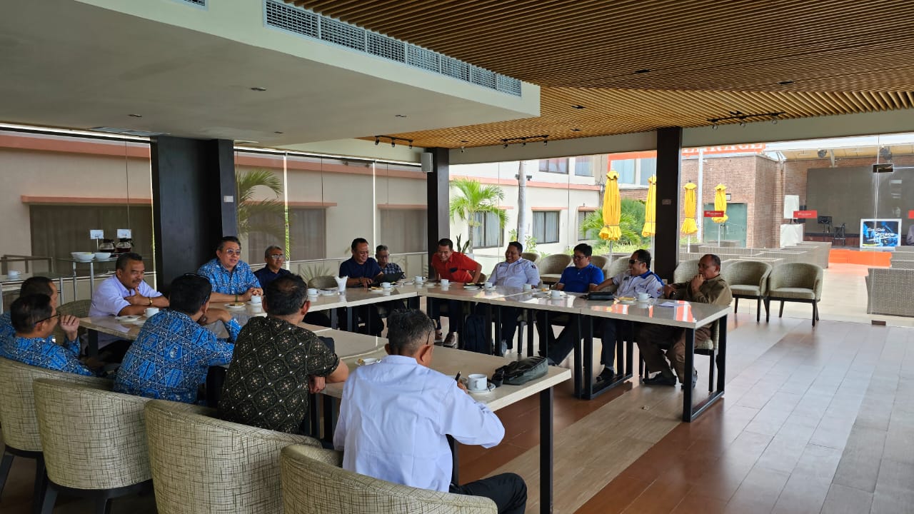 Dialog Dewan Pengupahan Sulteng bersama Apindo, serikat pekerja, dan BPJS membahas penetapan UMP 2026.