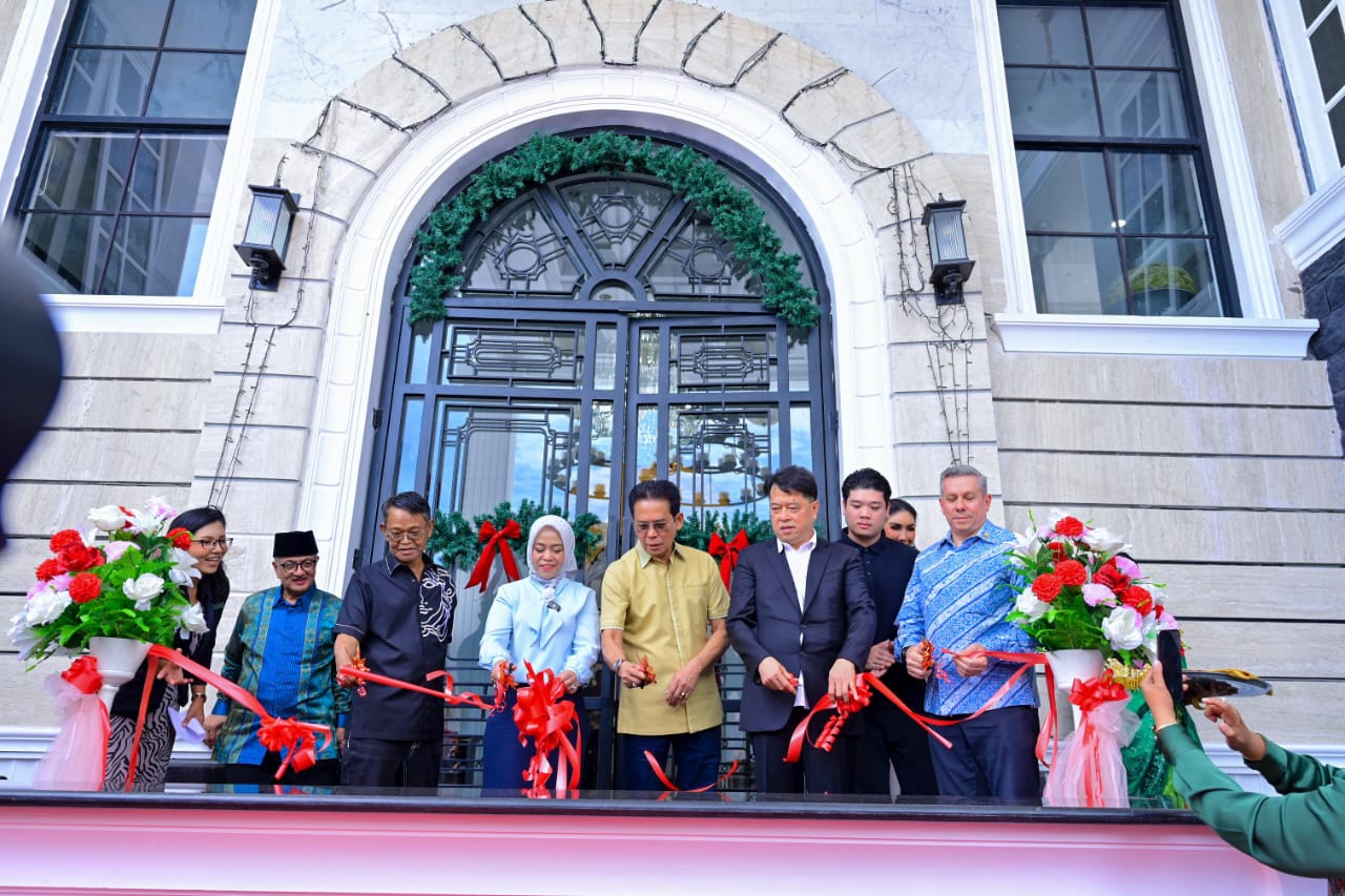 Swiss-Bel Express Palu hadir sebagai hotel berkonsep klasik diresmikan Sekretaris Daerah Novalina bersama Owner Hendrik Liyanto, Sabtu (29/11).
