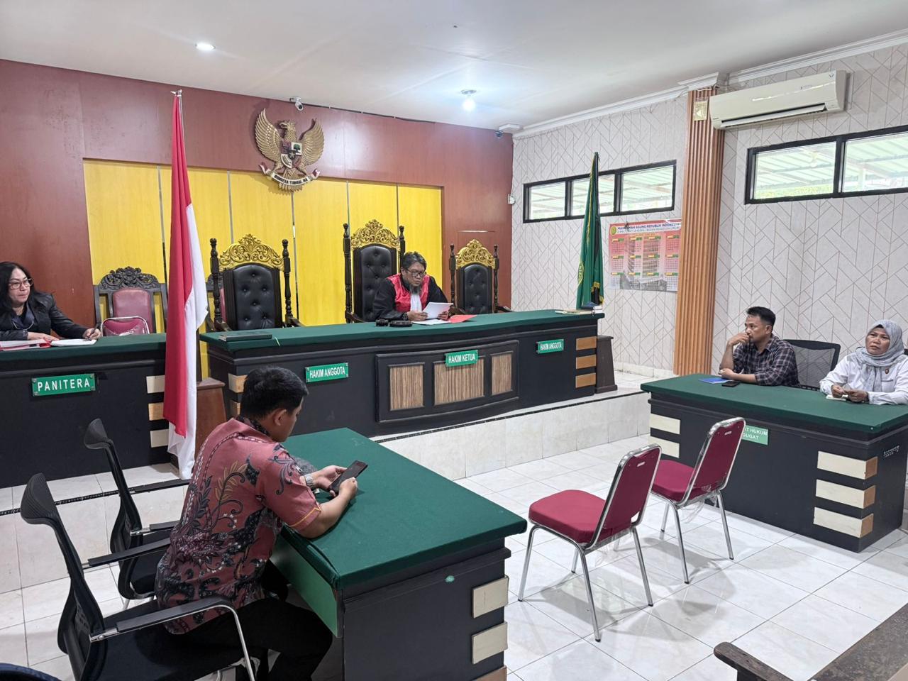DITOLAK : Situasi ruang sidang PN Palu saat berlangsungnya sidang praperadilan yang menolak permohonan bebas tersangka IR Wahjudi Pranata.