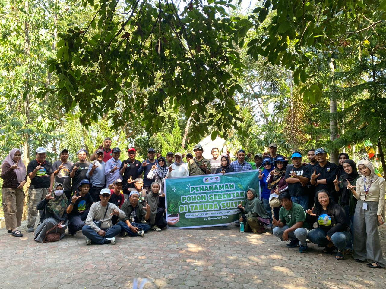 Seluruh pihak yang terlibat berpose bersama sebagai simbol sinergi menjaga hutan dan lingkungan di Hari Menanam Pohon Indonesia.