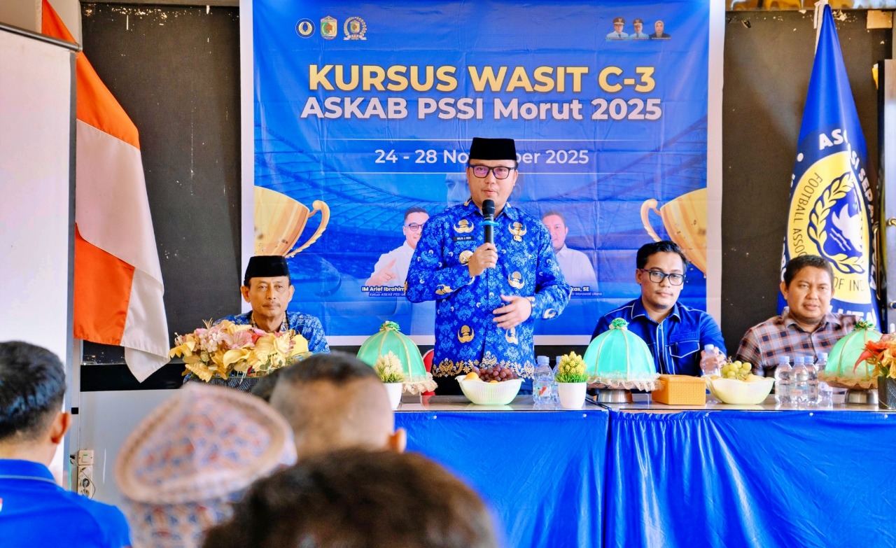 KURSUS: Bupati Morut Delis Julkarson Hehi, resmi menutup Kursus Wasit C-3 yang diselenggarakan Askab PSSI Morowali Utara, Jumat (28/11/2025).(FOTO: ISTIMEWA/RADAR PALU).