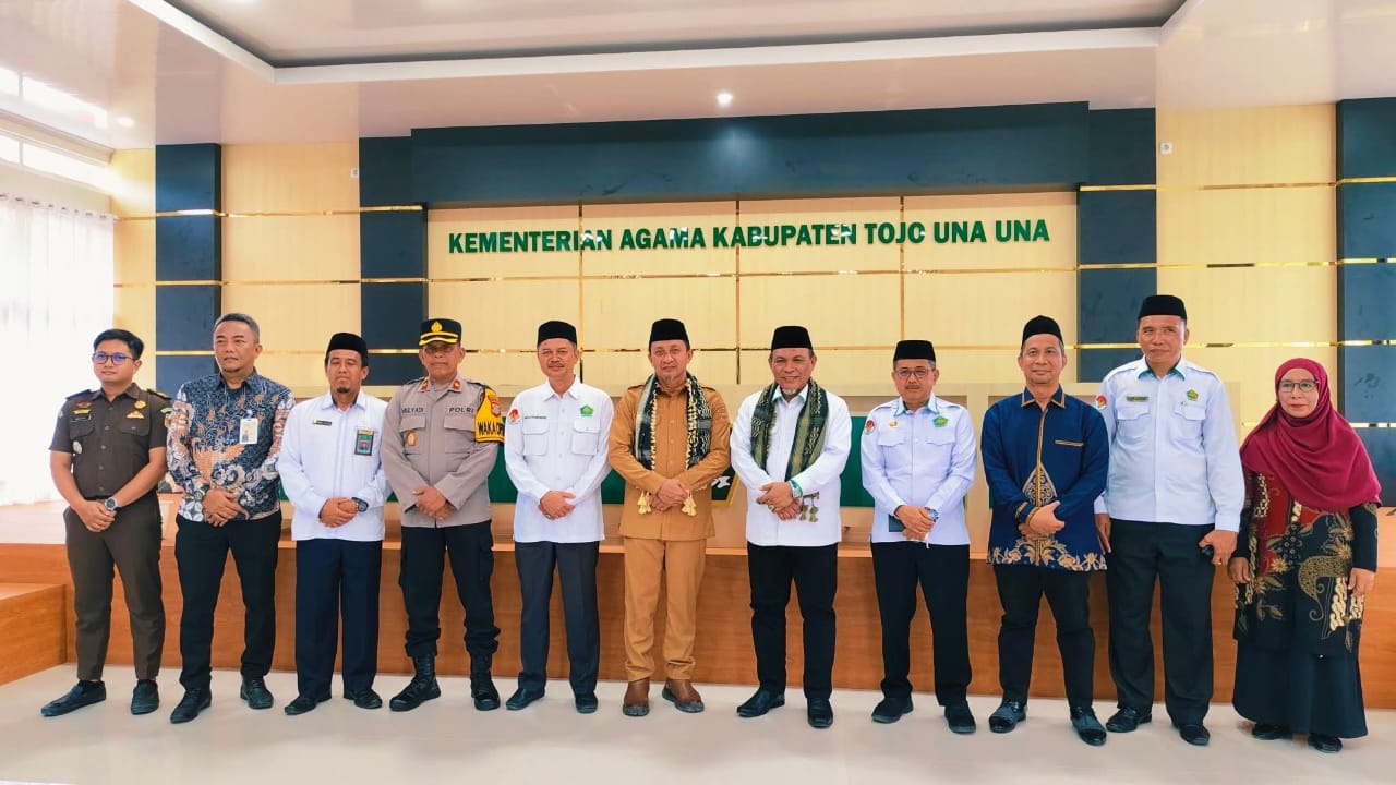 RESMIKAN : Plt Kakanwil Kemenag Sulteng, H. Muchlis Aseng, meresmikan gedung layanan Haji dan Umroh terpadu terpadu (PLHUT), Jumat (28/11/2925).(FOTO: HERIYANTO LIMAHU/RADAR PALU).