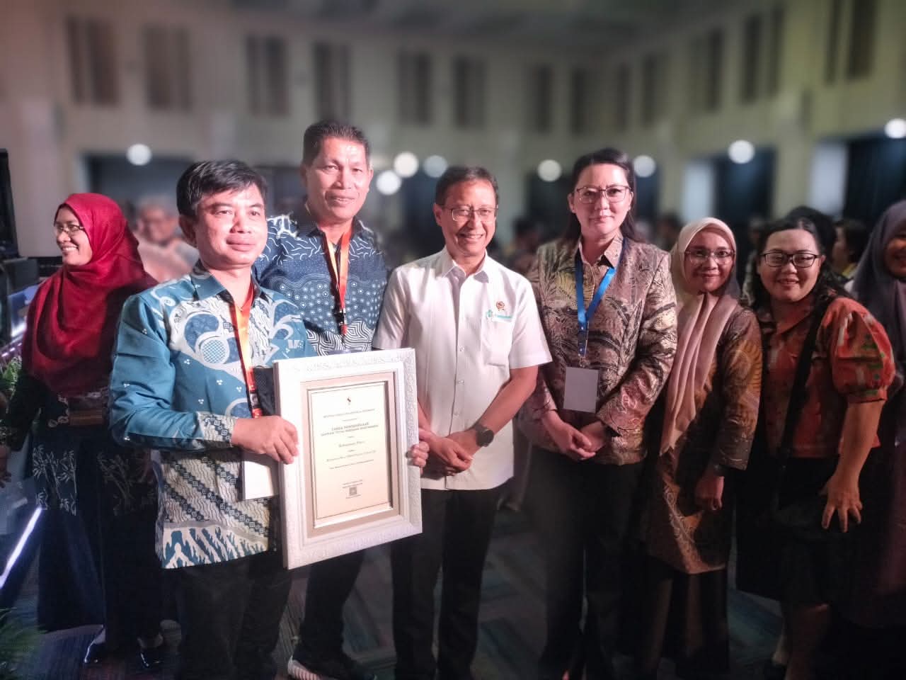 PENGHARGAAN: Bupati Poso, Verna Inkiriwang, usai menerima penghargaan STBM Award di Jakarta, baru-baru ini.(FOTO: BUDIYANTO WIHARTO/RADAR PALU).