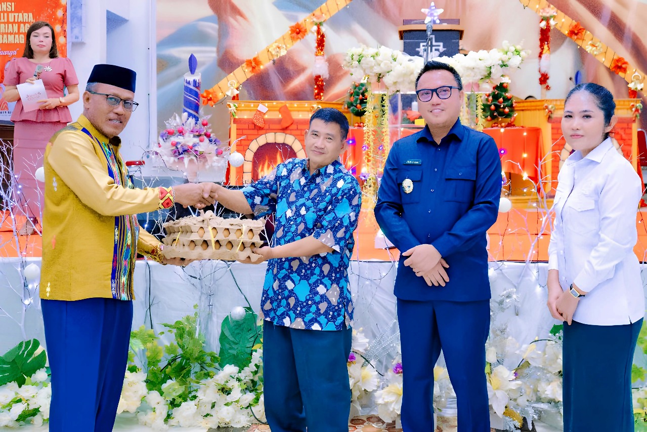 MENYERAHKAN : Wabup Morut, H Djira Kendjo, menyerahkan paket bantuan kepada Yayasan Alisintowe di Perayaan Natal Forkopimda, Jumat (28/11/2025).(FOTO: ISTIMEWA/RADAR PALU).