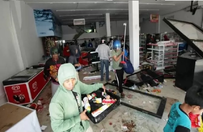 Sejumlah warga saat mengambil bahan makan di gerai-gerai minimarket di Palu, Sulawesi Tengah, pasca gempa beberapa tahun lalu.