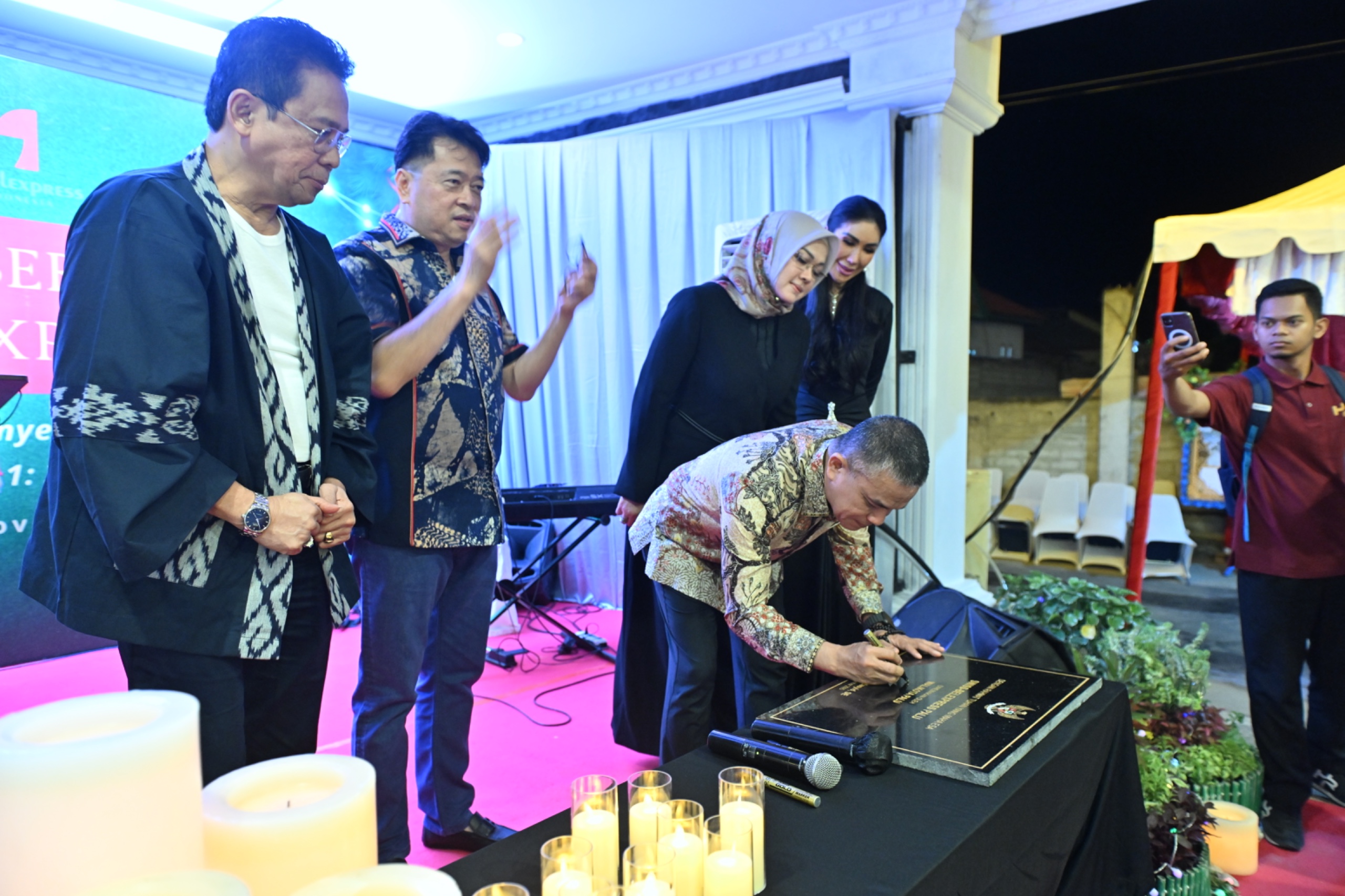 Walikota Palu Hadianto Rasyid disaksikan Wakil Ketua KPK Johanis Tanak menandatangani prasasti di dampingi Owner Swiss Belhotel Express, Hendrik Liyanto.